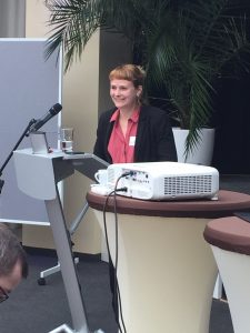 Tanja Brock steht am Pult