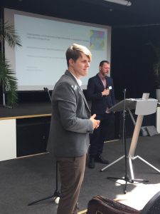 Sebastian Lori und Michael Steinbach stehen am Pult