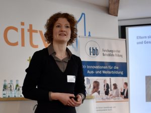 Dr. Julia Dietrich von der Friedrich-Schiller-Universität Jena beleuchtete das Thema „Berufsorientierung gemeinsam mit Eltern gestalten“ aus der Perspektive von Jugendlichen, Eltern und pädagogischen Fachkräften.